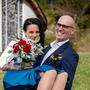 Ein Mariazeller trägt seine Braut auf Händen: Tourismuschef Nino Contini mit Jasmin Gesslbauer 