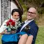 Ein Mariazeller trägt seine Braut auf Händen: Tourismuschef Nino Contini mit Jasmin Gesslbauer 