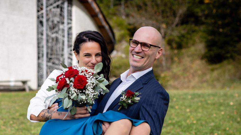Ein Mariazeller trägt seine Braut auf Händen: Tourismuschef Nino Contini mit Jasmin Gesslbauer 