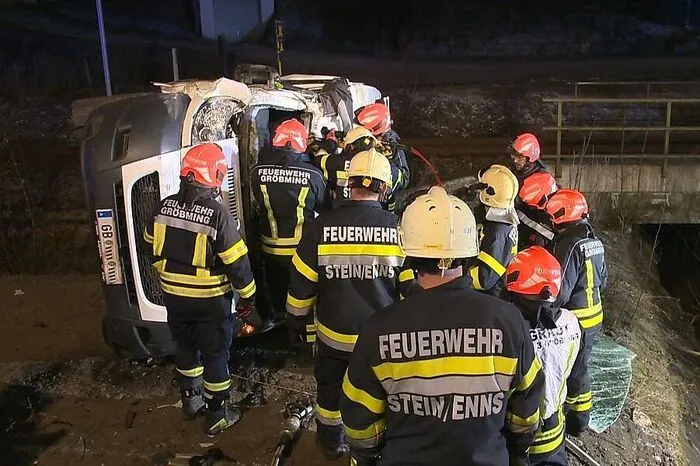 Lenker wurde im Fahrzeug eingeklemmt und musste von der Feuerwehr aus dem Wrack geschnitten werden. Da die Unfallstelle nahe an den Bahngeleisen lag, wurden die Züge im Bereich auf Schrittgeschwindigkeit gebremst.