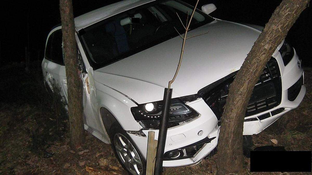 Der Pkw prallte gegen einen Baum