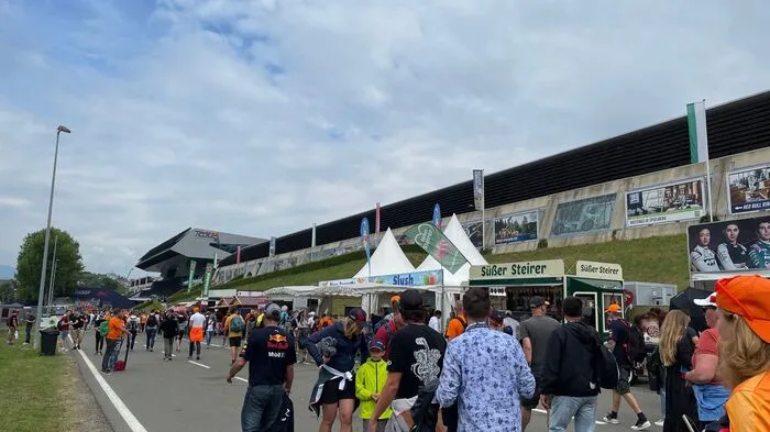 Bereits in den frühen Morgenstunden machten sich tausende Fans auf, um rechtzeitig an die Strecke zu kommen.