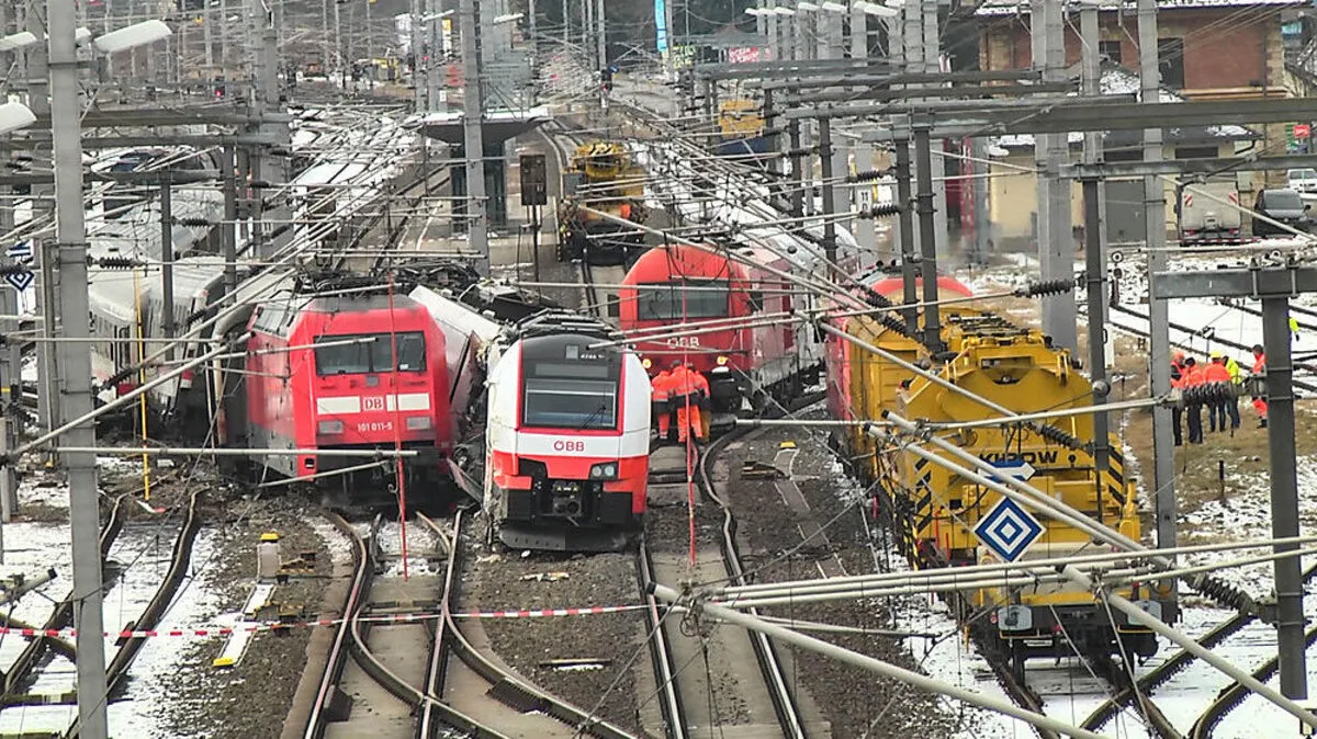 Zwei Kräne begannen am tag nach dem Unfall mit den Aufräumarbeiten
