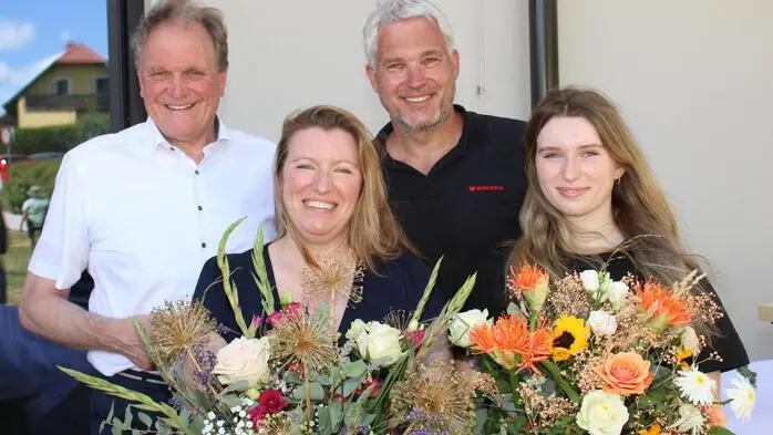 Zahlreiche Menschen, darunter Bürgermeister Erwin Dirnberger (l.) folgten der Einladung von Unternehmer Stefan Wimmer (r.)