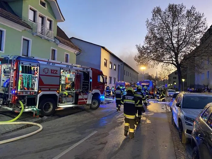 In der Straße behinderten Schaulustige die Einsatzkräfte
