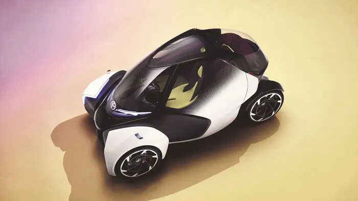 Mit dem i-Tril legt Toyota seine Vision für Mobilität im Jahr 2030 vor. Und die macht richtig Spaß. Weil die Städte immer voller werden, ist der Bonsai gerade einmal 2,83 Meter lang, 1,46 Meter hoch und 1,2 breit. Und weil wir im Auto meist alleine unterwegs sind, bietet er hinter den Flügeltüren „nur“ drei Sitzplätze. Einen vorne und zwei in der zweiten Reihe, auf denen Erwachsene das Auslangen finden.