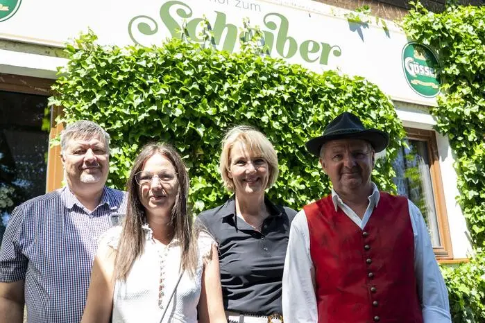 Stellvertretend für das Organisationsteam vom 4. Hinti Cup v.l. Bürgermeister Wilfried Mödritscher, Stefanie Fritzer vom Landgasthof „Zum Scheiber“, Obfrau SGA (Sportgemeinschaft Albeck) Andrea Sickl und Franz Hinteregger;