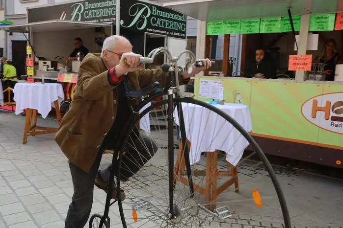 Besondere Begeisterung lösten unter den vielen Zusehern die Nostalgie-Radler aus