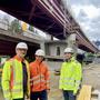 Christopher Tabernig, Josef Heiß und Florian Ludwiger schauen sich den Baufortschritt unterhalb der Brücke an