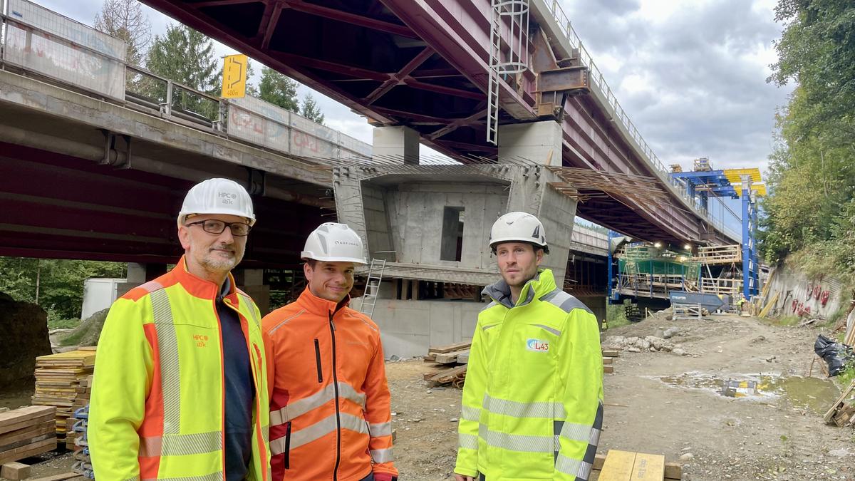 Christopher Tabernig, Josef Heiß und Florian Ludwiger schauen sich den Baufortschritt unterhalb der Brücke an