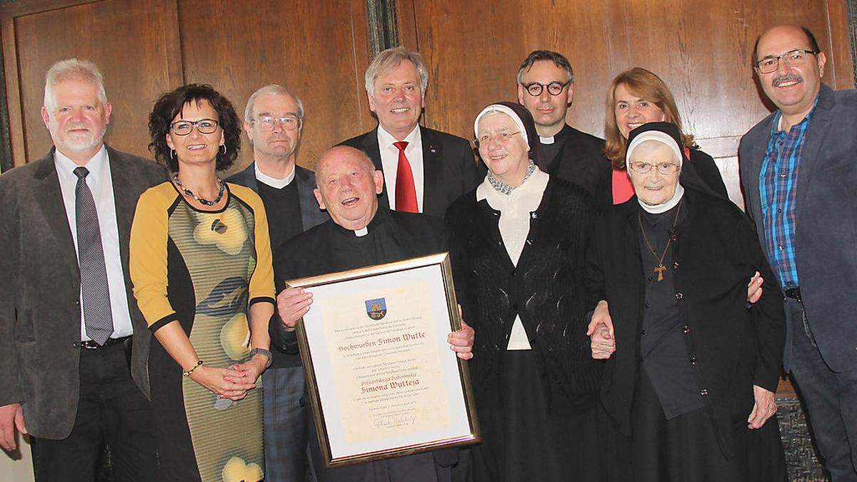 Bürgermeister Gerhard Visotschnig (Mitte) dankte Pfarrer Simon Wutte (Vorne) für seine langjährigen Verdienste