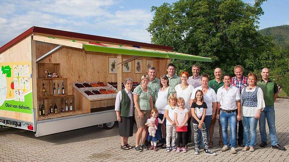 Die Familien der Obsthöfe bei der Eröffnung des Wagens, der im Juli und August geöffnet hat