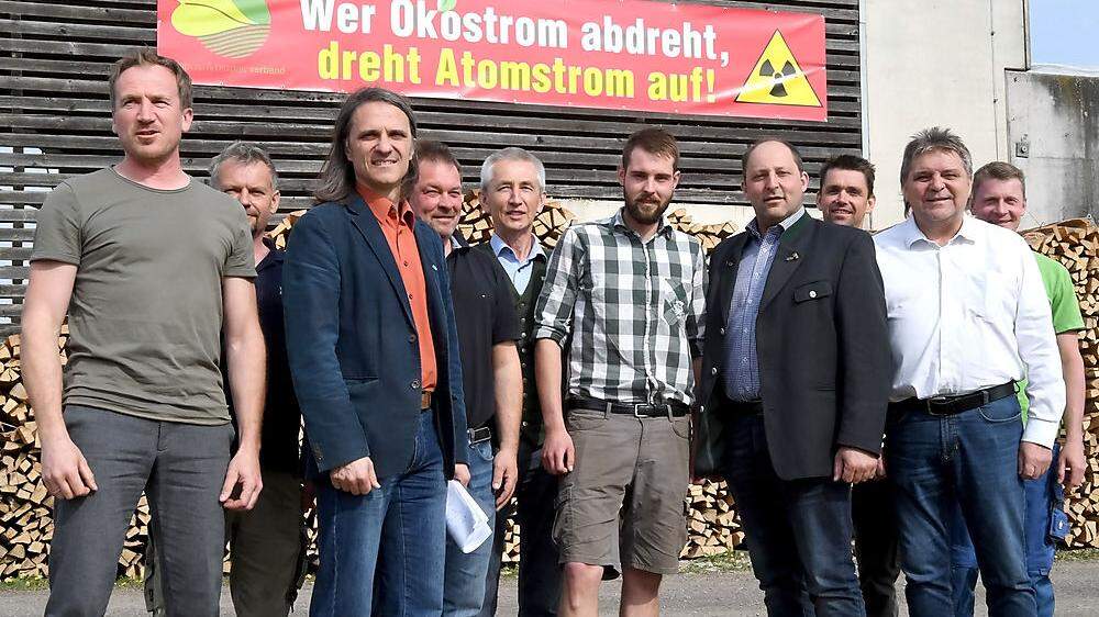 Biogas-Anlagenbetreiber Karl Untersweg-Nestler (ganz links) und seine Mitstreiter kämpfen gegen das Aus in St. Margarethen