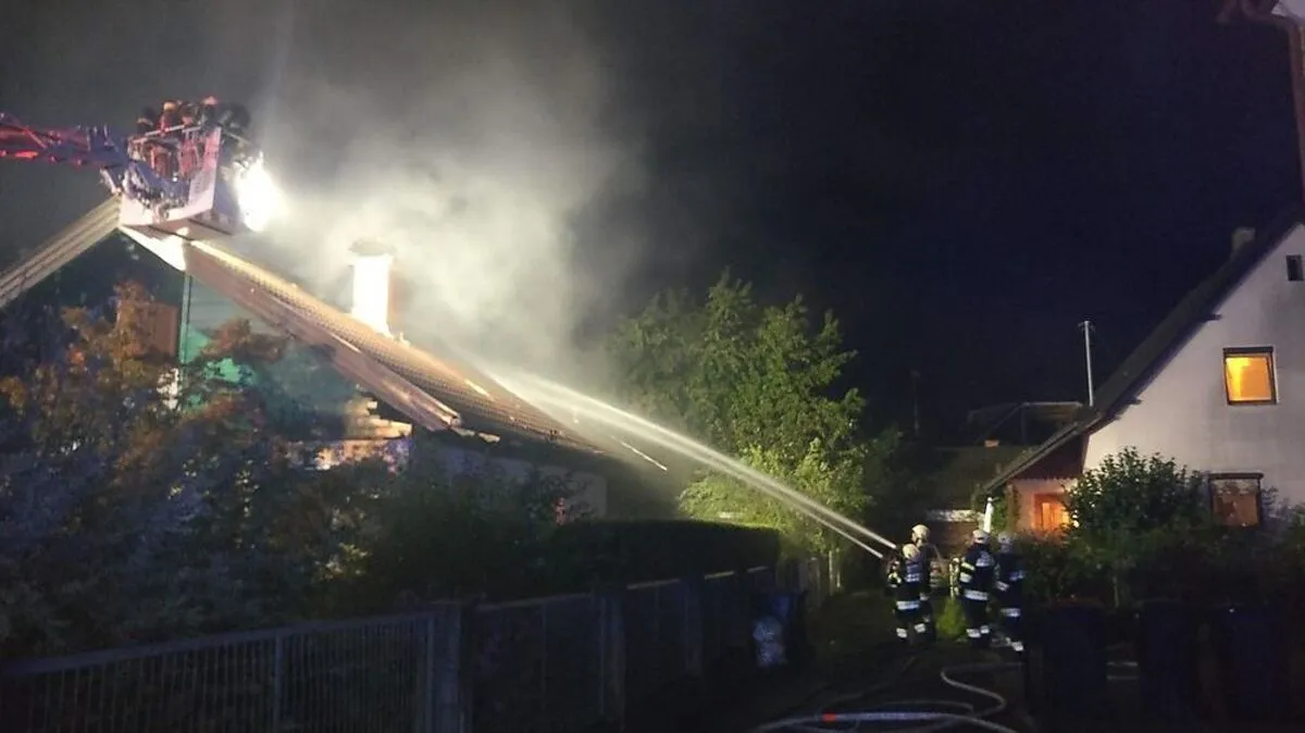 Kurz vor 22 Uhr rückten die umliegenden Feuerwehren zum Einsatz aus