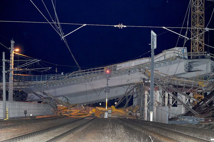 Unmittelbar vor dem Einsturz fuhr noch ein Zug unter der Brücke durch.