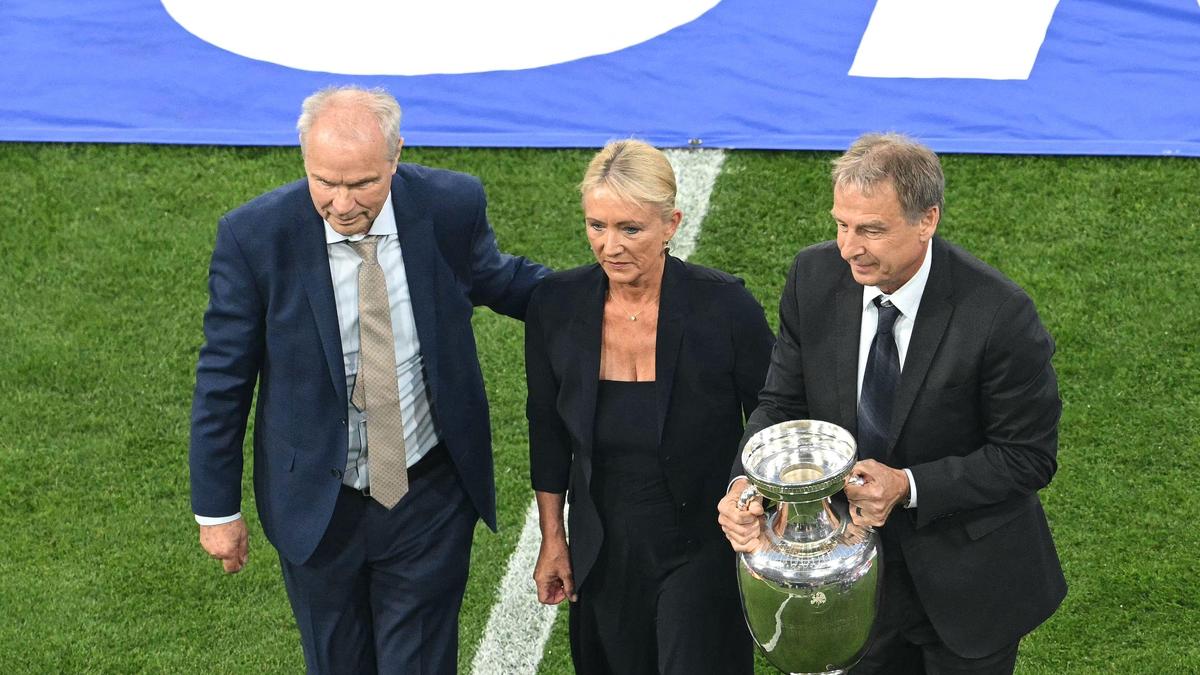 Heidi Beckenbauer, flankiert von den Deutschen Kapitänen bei EM-Titeln der Deutschen, Bernhard Dietz und Jürgen Klinsmann 