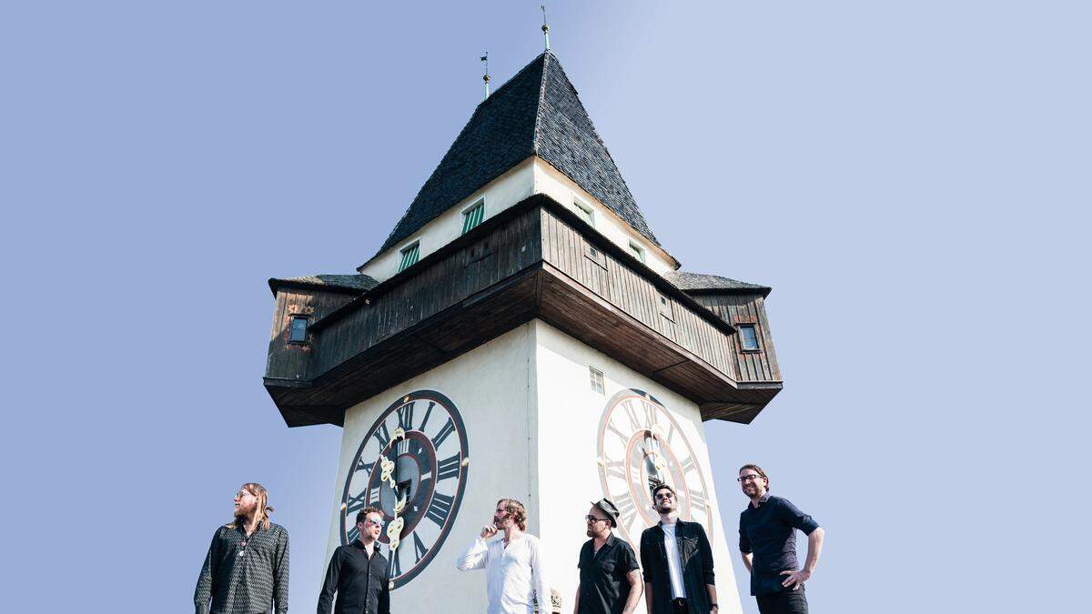 Die Band „Rote Augen“ vor dem Uhrturm in Graz
