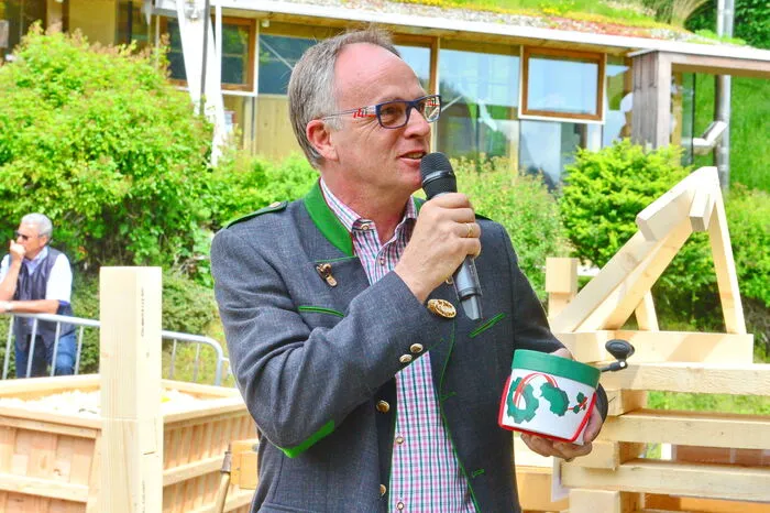 Karl Schmidhofer, Vorsitzender der Urlaubsregion Murtal, brachte ein Geschenk mit.