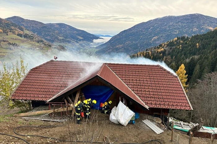 Mehrere Atemschutztrupps durchsuchten die stark verrauchten Räumlichkeiten nach den Vermissten und brachten sie aus dem Gebäude. Eine unter einem Stahlträger eingeklemmte Person musste mittels Hebekissen befreit werden.