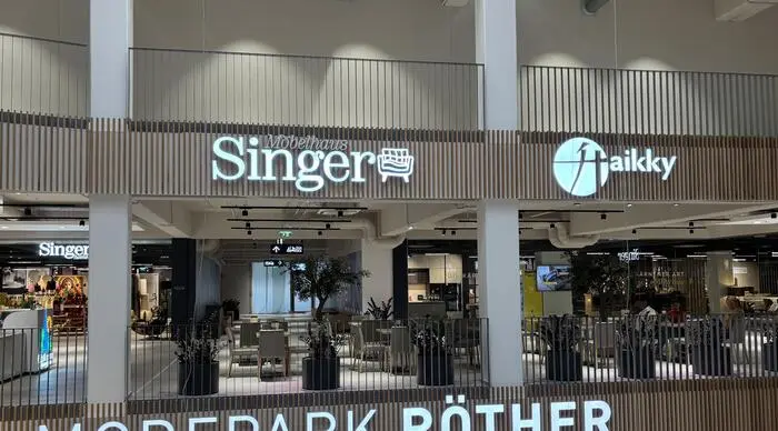 Gleich vor den beiden Geschäften hat Inhaberin Christine Singer ein Café eröffnet, mit Platz für rund 35 Gäste