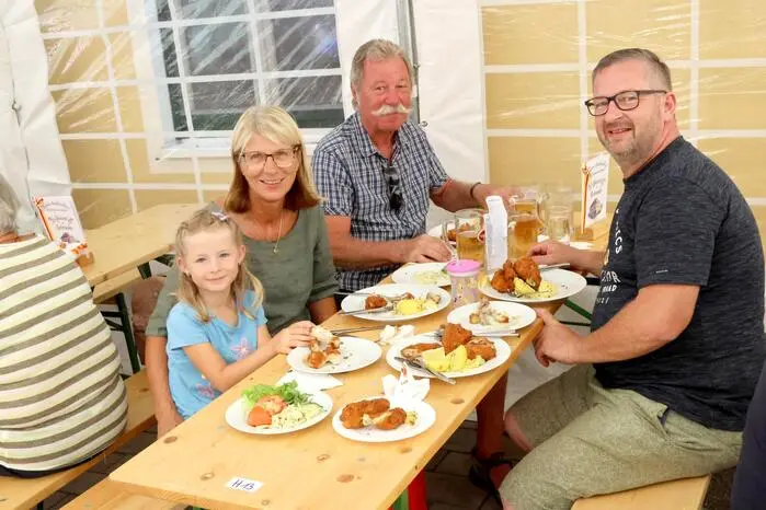 Aber nicht nur nach den knusprigen Backhendln war die Nachfrage groß. Auch der dazu passende Hendlwein und das süffige Hendlbier wurden von den Gästen, die nicht nur aus dem Bezirk St. Veit angereist kamen, einer genauen Verkostung unterzogen. 