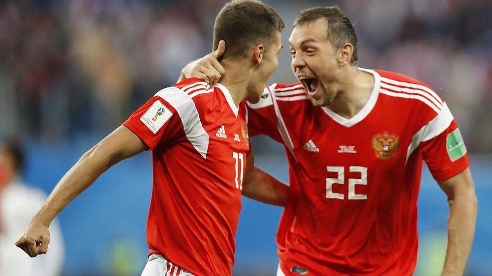 Roman Zobnin und Artyom Dzyuba (von links) jubeln über den nächsten WM-Sieg