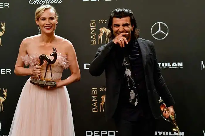Als Diane Kruger gemeinsam mit Regisseur Fatih Akin den Sonderpreis der Jury für das NSU-Drama "Aus dem Nichts" entgegennimmt, wird sie emotional. "Wenn ich etwas von diesem Film gelernt habe, dann, dass wir jede Sekunden mit den Menschen, die wir lieben, nutzen und genießen sollten", sagt Kruger.