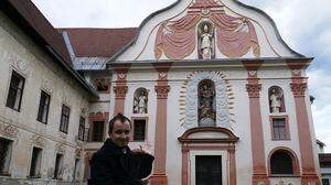 Mathias Kuchernig vor der brocken Stiftskirche