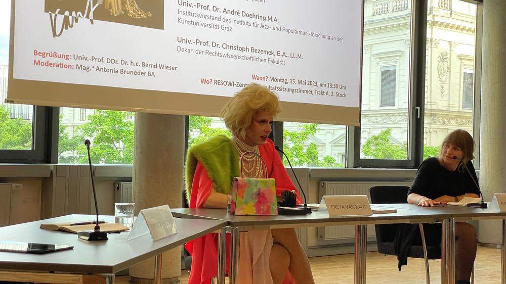 Dragqueen Freya von Kant bei der Diskussion an der Uni Graz