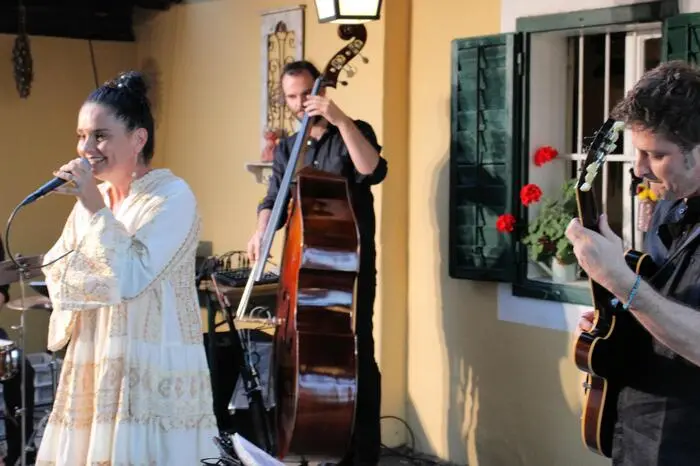 Elisabeth Gressl mit ihrer fantastischen Stimme und die Musiker Bernd Leski, Michael Bernsteiner, Gregor Zver und Lukas Strauszberger nahmen die vielen Besucher mit auf eine Reise in die Welt des Jazz, Swing und Blues. 