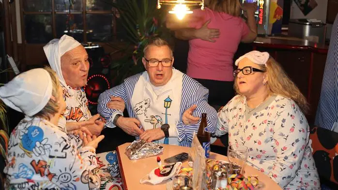 Schon beim Eintreffen der Schlafmützen in ihren bunten Nachtgewändern begann das Lachen. Klicken Sie sich durch die Bilder!