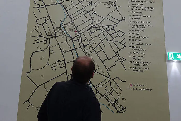 Im Parkhaus-Stiegenhaus finden sich Pläne mit dem Wegenetz von Weiz.