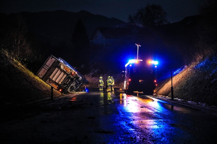Nur wenige Meter vom Lkw entfernt rutschte ein Pkw ebenfalls in den Graben.