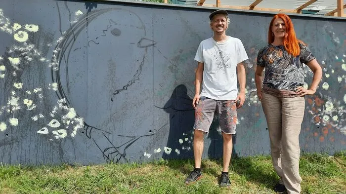 Der Albersdorfer Künstler Gernot Passath gestaltet die "Wand der Artenvielfalt"; Nedi-Vereinsobfrau Hermine Arnold gab das Projekt in Auftrag