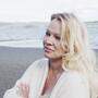 Pamela Anderson am Strand vor ihrem Haus in Kanada