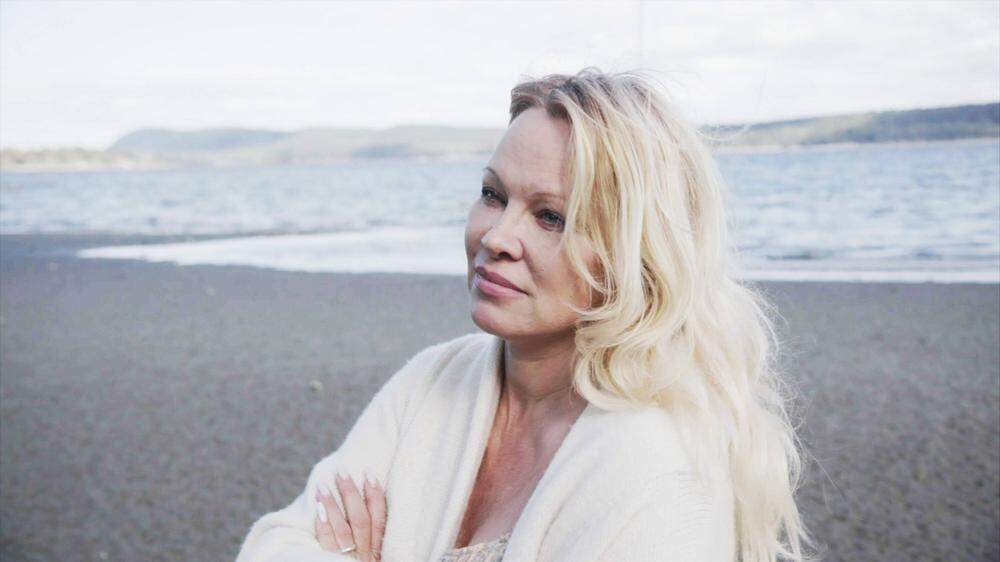 Pamela Anderson am Strand vor ihrem Haus in Kanada