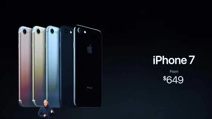 Das iPhone 7 wird in drei Varianten geliefert: Mit 32 Gigabyte internen Speicher, 128 Gigabyte oder 256 Gigabyte. Der Preis beginnt bei 649 US-Dollar. Ab 16. September ist es in Österreich erhältlich.