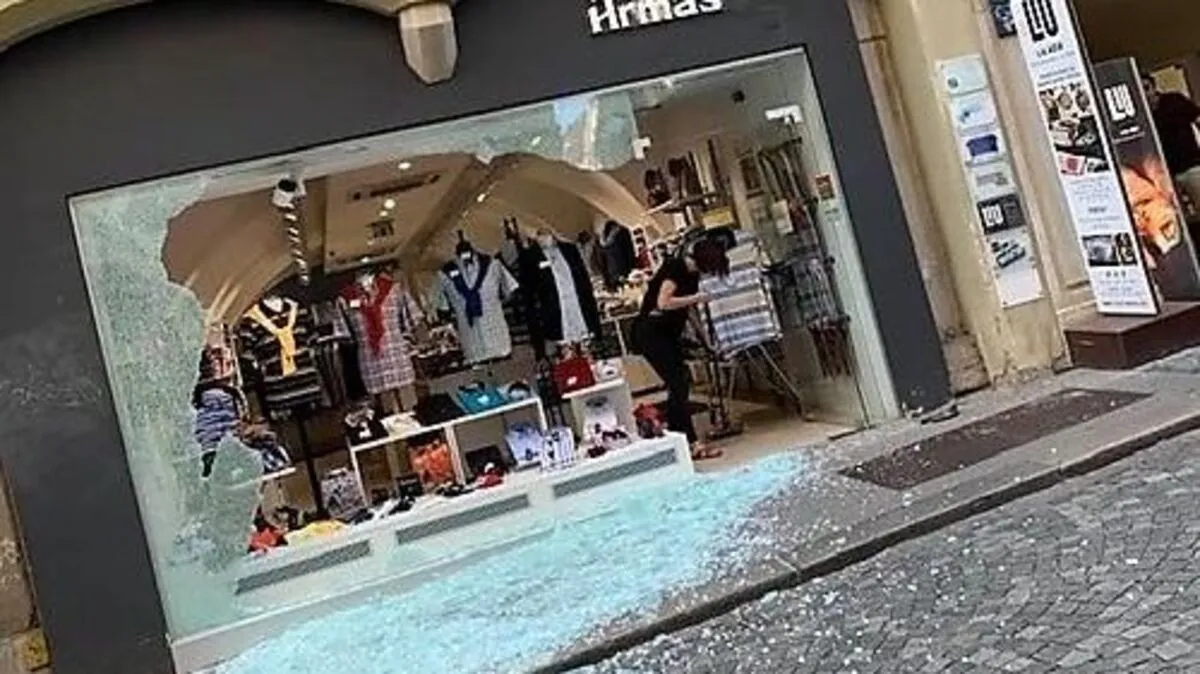 Scherbenhaufen in der Sporgasse sorgte gestern für Aufsehen.