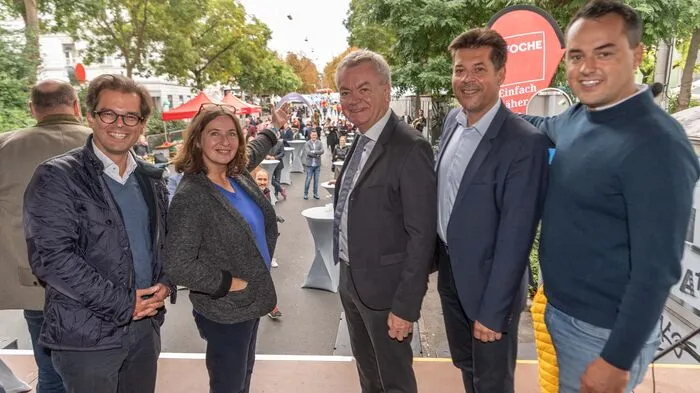 Feiern das Mobilitätsfest am Grazer Opernring: Wolfgang Feigl (Verkehrsplanung), Verkehrsstadträtin Elke Kahr (KPÖ), Verkehrslandesrat Anton Lang (SPÖ), Bertram Werle (Stadtbaudirektor) und Gemeinderat Stefan Haberler (ÖVP)