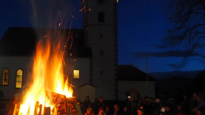 So wie im übrigen Kärnten, wurden auch in Klagenfurt Stadt und Land am Samstag traditonell Osterfeuer entfacht. Ziemlich genau eine Stunde, bevor es im Klagenfurter Stadtteil St. Martin und in Krumpendorf zum Anzünden ging, hörte der Regen auf.