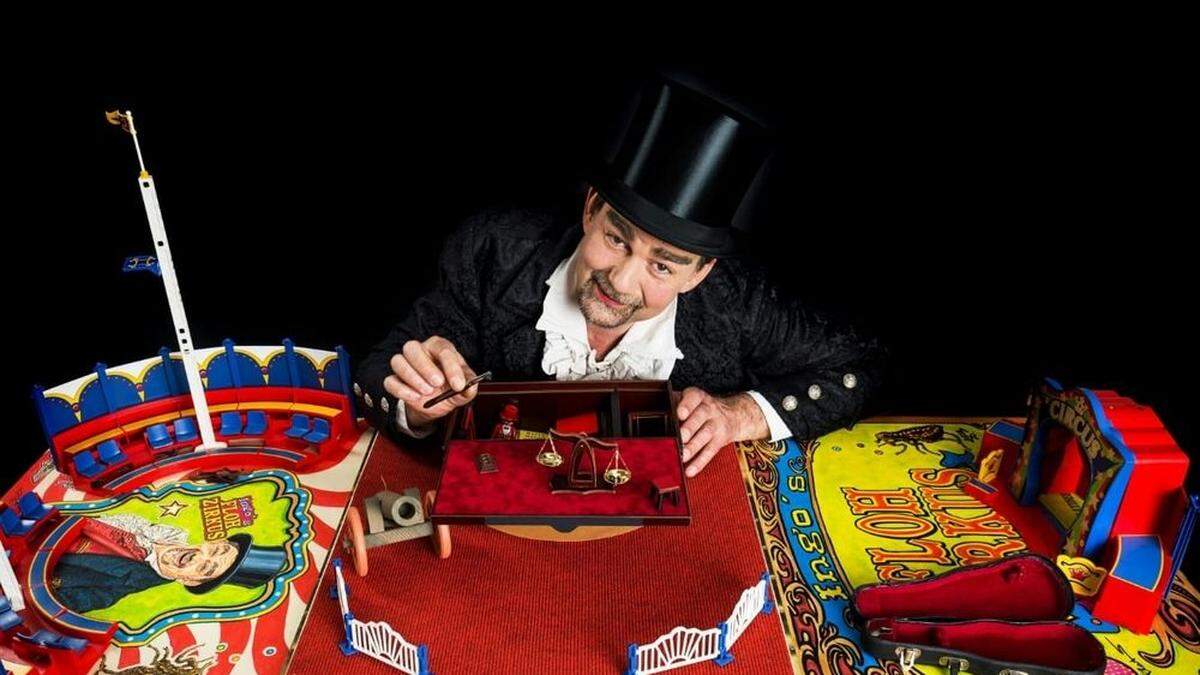 Der Flohzirkus im Bild. Die kleinen Artisten sind natürlich schwer zu sehen.