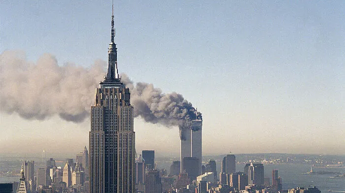 Am Morgen des 11. Septembers 2001 wurden vier Passagierflugzeuge entführt, American-Airlines-Flug 11 und 175 fliegen in die Zwillingstürme des World Trade Centers, worauf diese vollständig einstürzten. Flug Nummer 77 wurde ins Pentagon gesteuert, das vierte entführte Flugzeug konnte nach Kämpfen an Board über dem Bundesstaat Pennsylvania zum Absturz gebracht werden. Auf die Flugzeugentführungen folgten weitere Selbstmordattentate.  