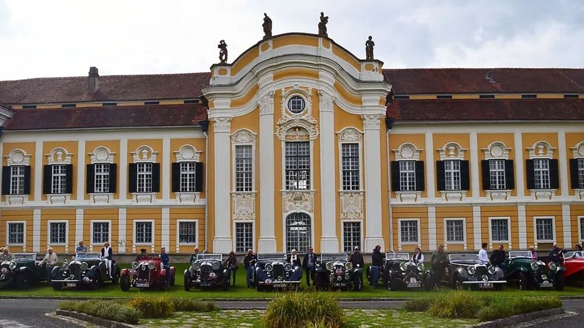 Die Oldtimer vor Schloss Schielleiten