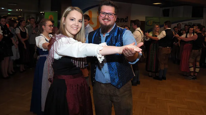 Eine Woche lang haben Mitglieder der Landjugenden aus ganz Kärnten in der Landwirtschaftlichen Fachschule Ehrental in Klagenfurt Tänze geübt. Freitagabend tanzten sie mit ihren Familien beim Abschlussabend der 34. Volkstanzwoche.