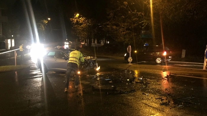 Montagabend, gegen 20.15 Uhr, kam es auf der viel befahrenen östlichen Stadtausfahrt von Graz zu einem Frontalzusammenstoß zweier Pkw.