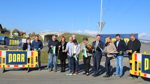 Vertreterinnen und Vertreter aus Politik und Baubezirksleitung durchtrennten das weiß-grüne Band