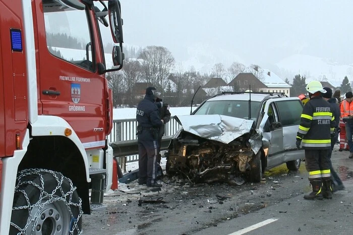 Die Leitstelle des Roten Kreuz verständigte um 08:28 Uhr die Feuerwehrzentrale, welche umgehend die Alarmierung der Feuerwehren Gröbming und St. Martin am Grimming durchführte.