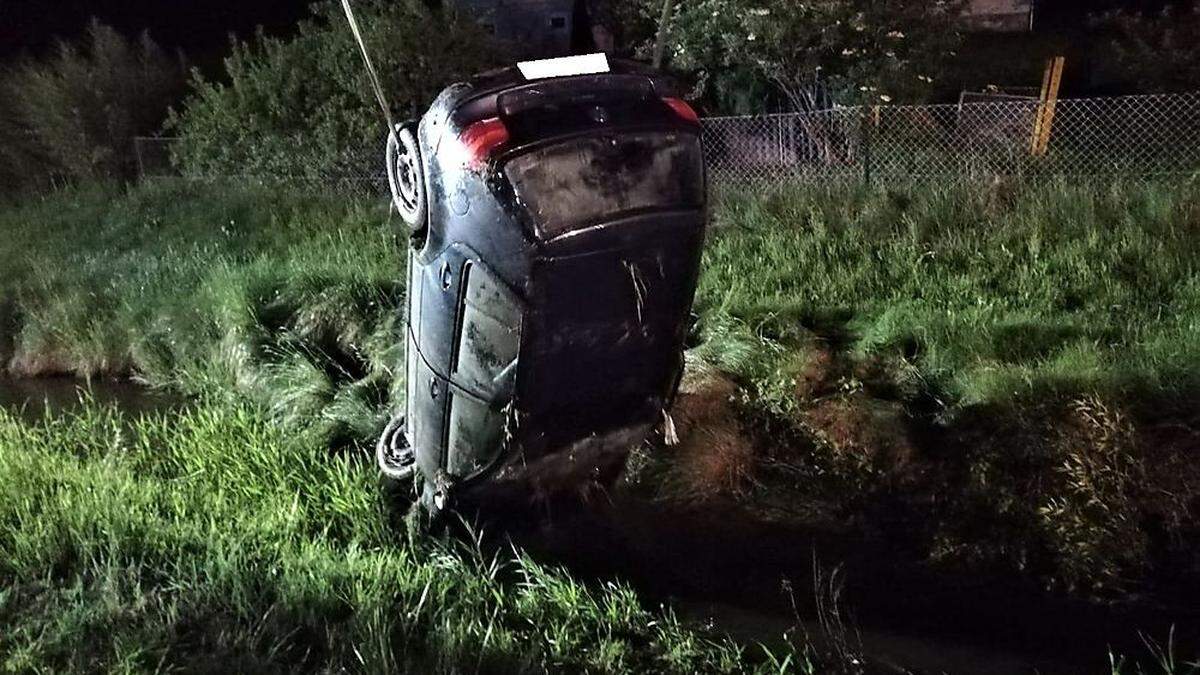 Das Auto landete in einem Bach, wo es auf dem Dach zu liegen kam