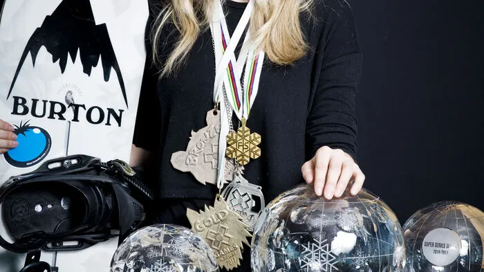 stapeln sich bei Anna Gasser nach ihrer Erfolgssaion. Kristall, WM-Gold und Erfolge bei den X-Games stehen auf der Habenseite.