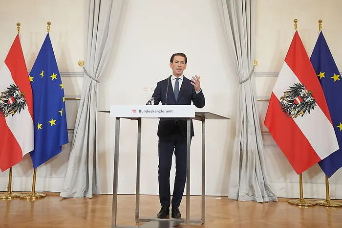Im Oktober 2021 begann der erste Schritt des Komplettrückzugs. Sebastian Kurz hatte am 9. Oktober dem Widerstand nachgegeben und sein Amt als Bundeskanzler zur Verfügung gestellt. 